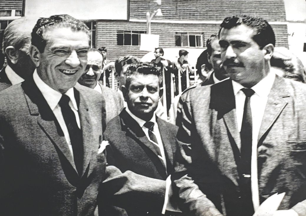 Lic. Adolfo López Mateos visitando instalaciones deportivas con José Acra Carmona